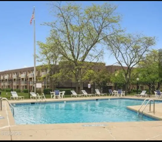 $1,500 | 2 Villa Verde Drive, Unit 203, Buffalo Grove, IL 60089