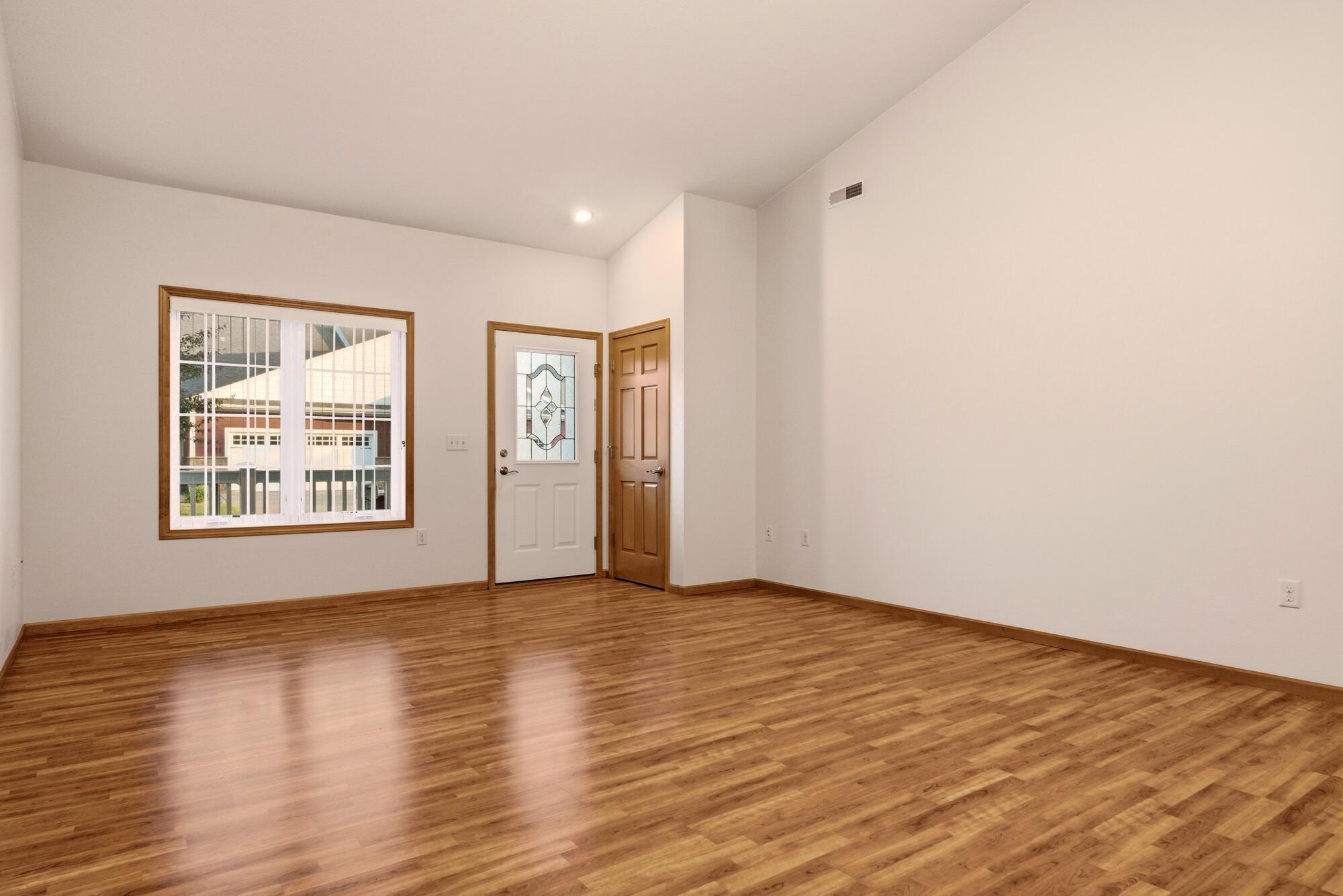 1321 Barson Place, Unit 50 Onalaska, WI 54650 - Photo 4 of 20 4_004_dsc04629