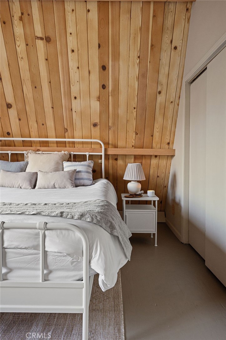 989 Calanda Drive Crestline, CA 92325 - Photo 23 of 30 a bathroom with a sink and mirror with bathtub