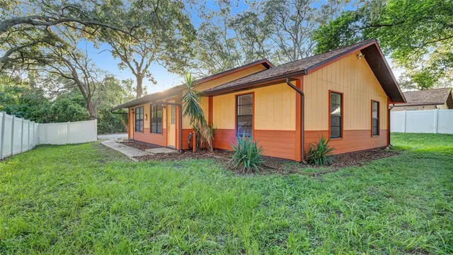 a view of a house with backyard and garden