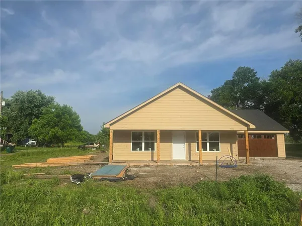 $265,000 | 301 Pennsylvania Avenue, East Lynne, MO 64743