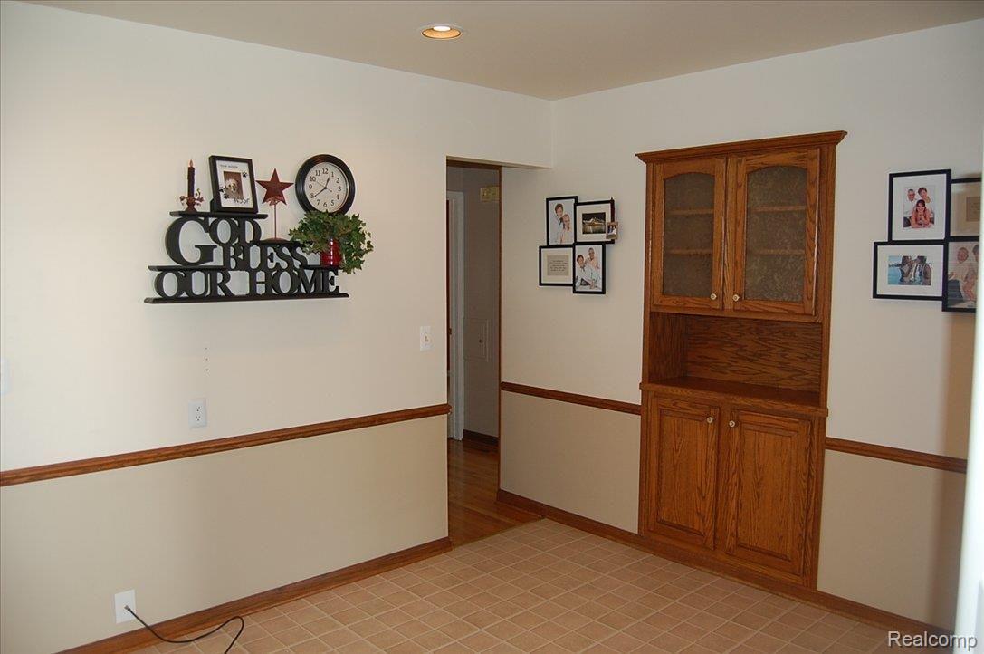8416 Harding Street Center Line, MI 48015 - Photo 6 of 22 5