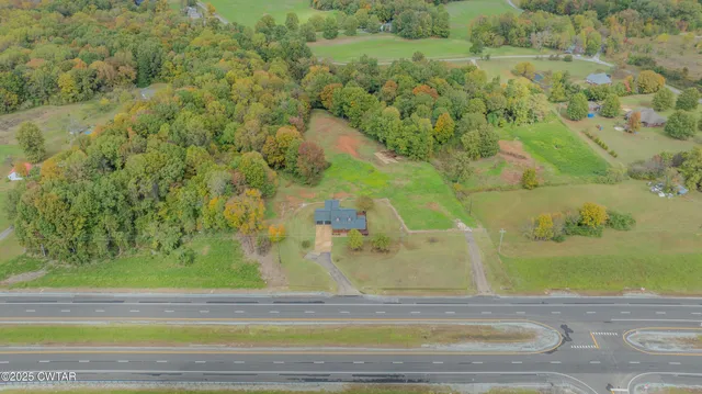a view of a yard with a house