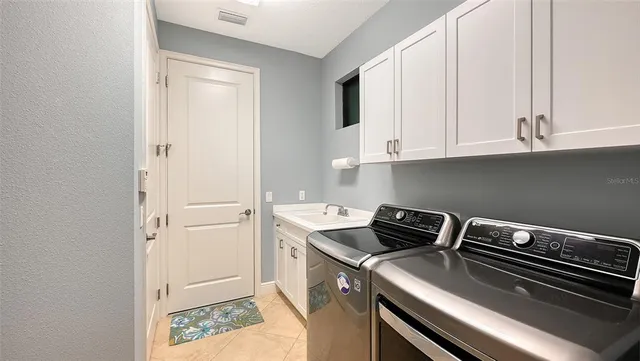 a view of a yard in front of the house