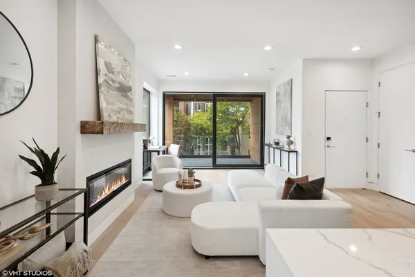 $649,900 | 3035 North Sheffield Avenue, Unit 2, Chicago, IL 60657
