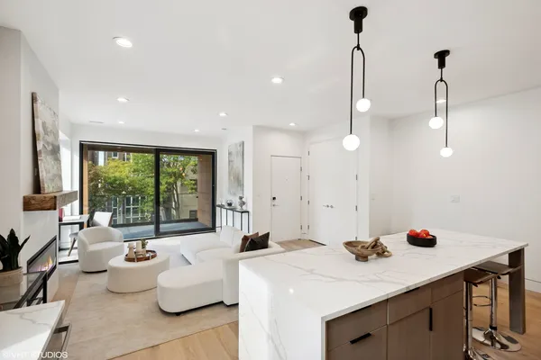 $649,900 | 3035 North Sheffield Avenue, Unit 2, Chicago, IL 60657