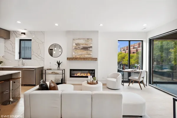 $649,900 | 3035 North Sheffield Avenue, Unit 2, Chicago, IL 60657