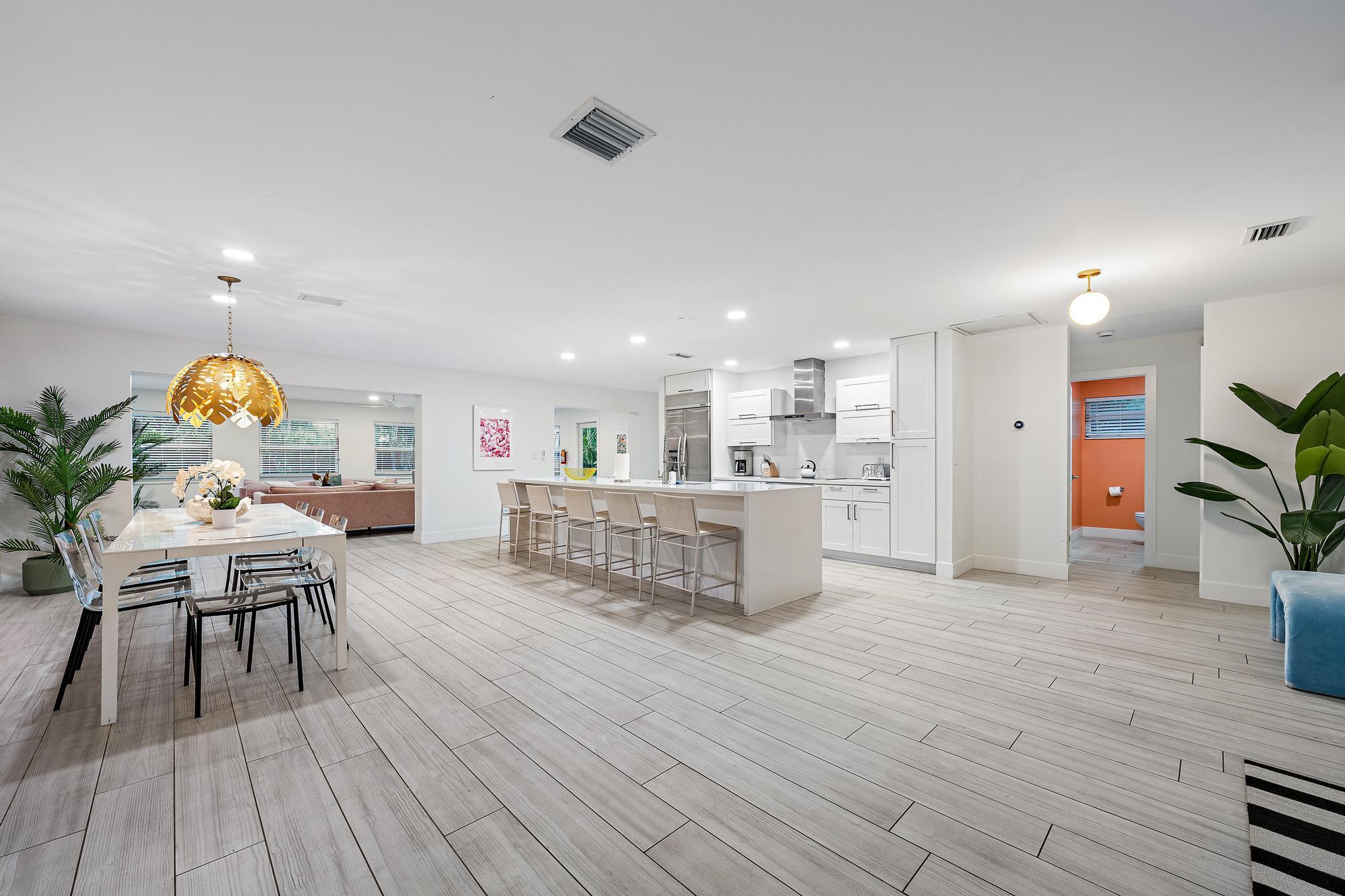 570 Dover Road Tequesta, FL 33469 - Photo 10 of 45 Kitchen & Dining