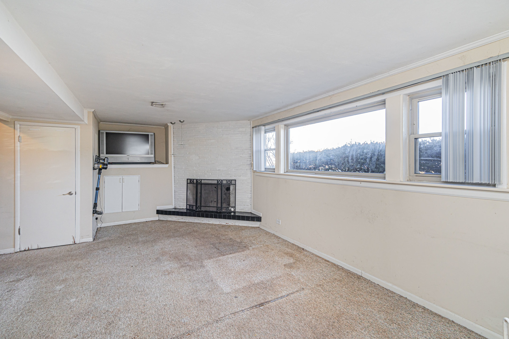900 Devon Avenue Park Ridge, IL 60068 - Photo 19 of 30 a view of empty room with a fireplace