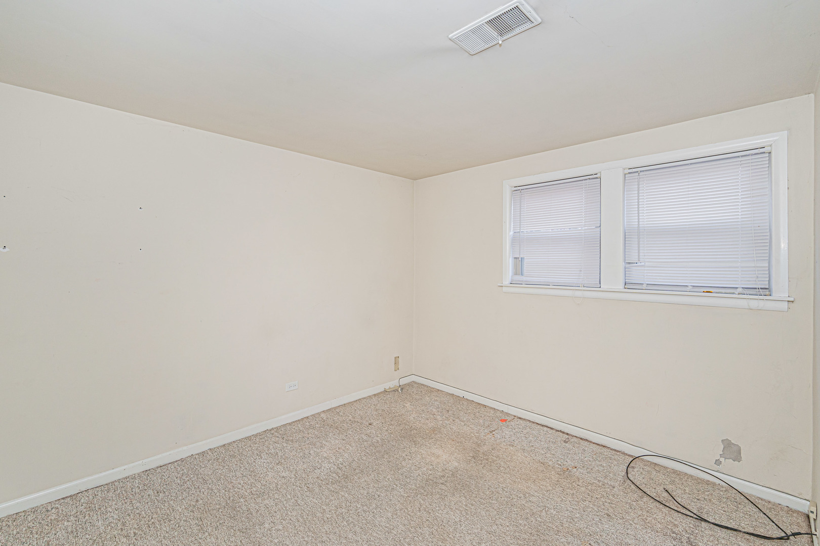 900 Devon Avenue Park Ridge, IL 60068 - Photo 20 of 30 an empty room with cabinet
