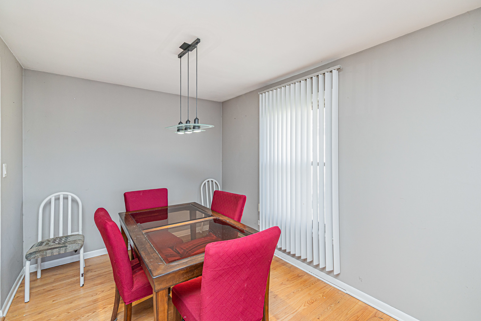 900 Devon Avenue Park Ridge, IL 60068 - Photo 4 of 30 a workspace with furniture and a window