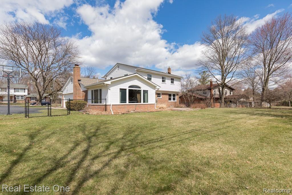 585 South Fieldstone Drive Rochester Hills, MI 48309 - Photo 31 of 34
