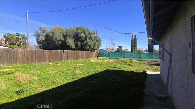 a view of a back yard