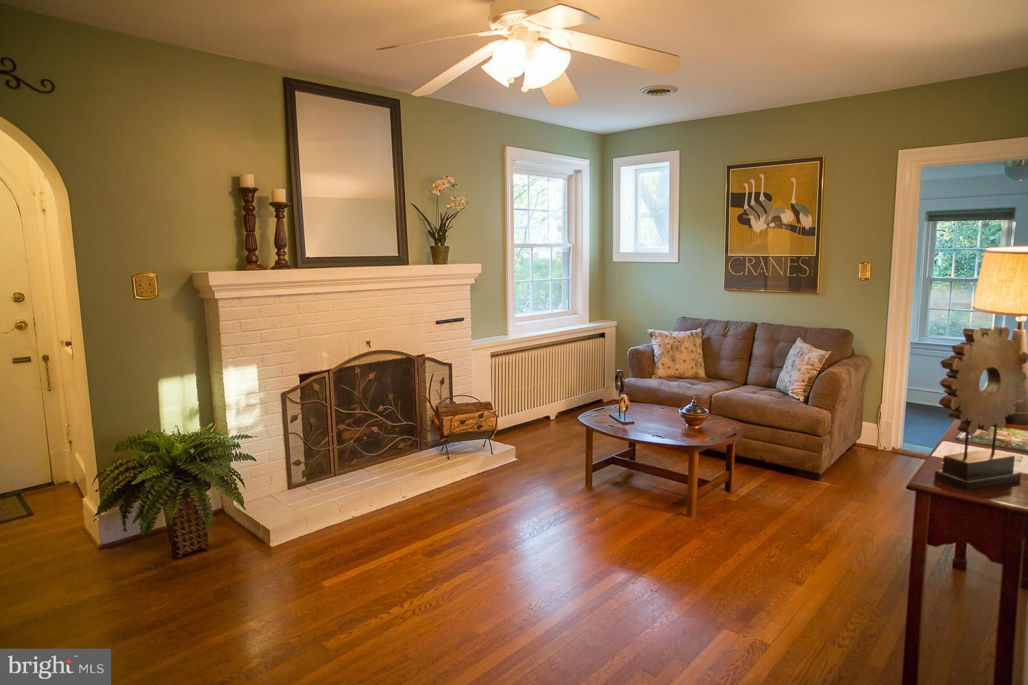 1623 North Glebe Road Arlington, VA 22207 - Photo 3 of 28 Living Room