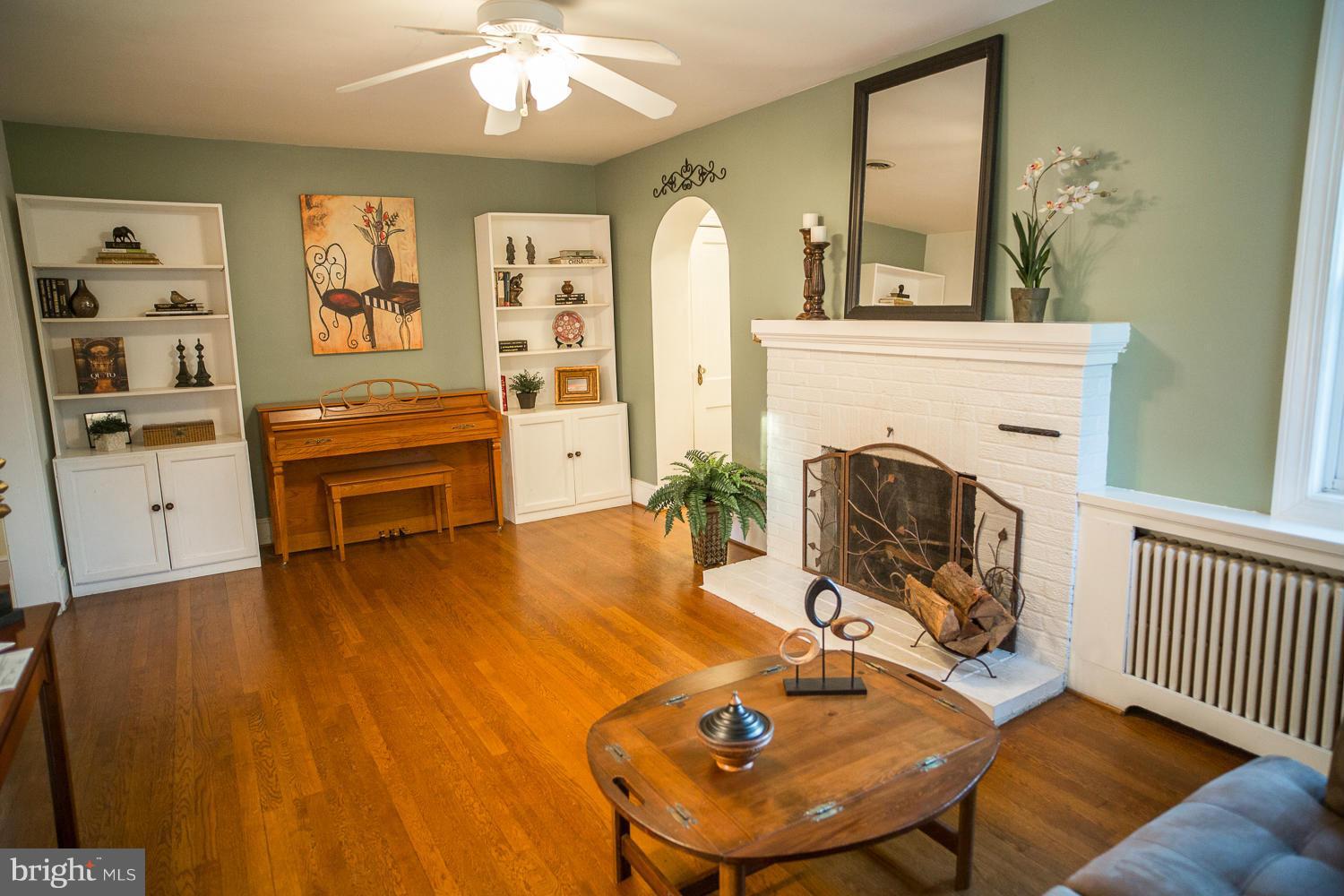 1623 North Glebe Road Arlington, VA 22207 - Photo 4 of 28 Living Room