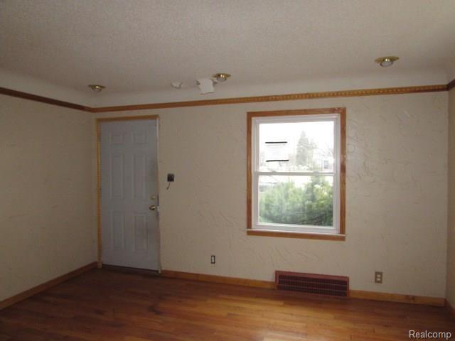 20047 Moross Road Detroit, MI 48224 - Photo 4 of 15 261-810047-living2.JPG