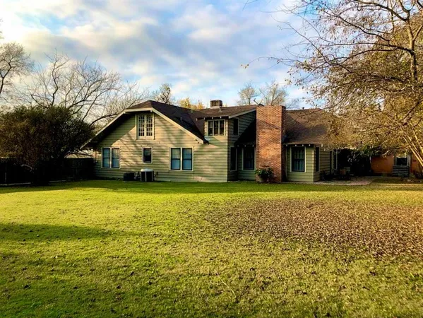 $239,900 | 1001 South Locust Street, Clarksville, TX 75426