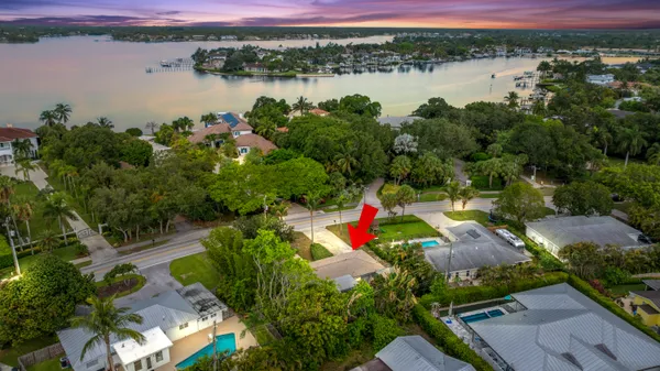 $575,000 | 201 West Riverside Drive, Jupiter, FL 33469