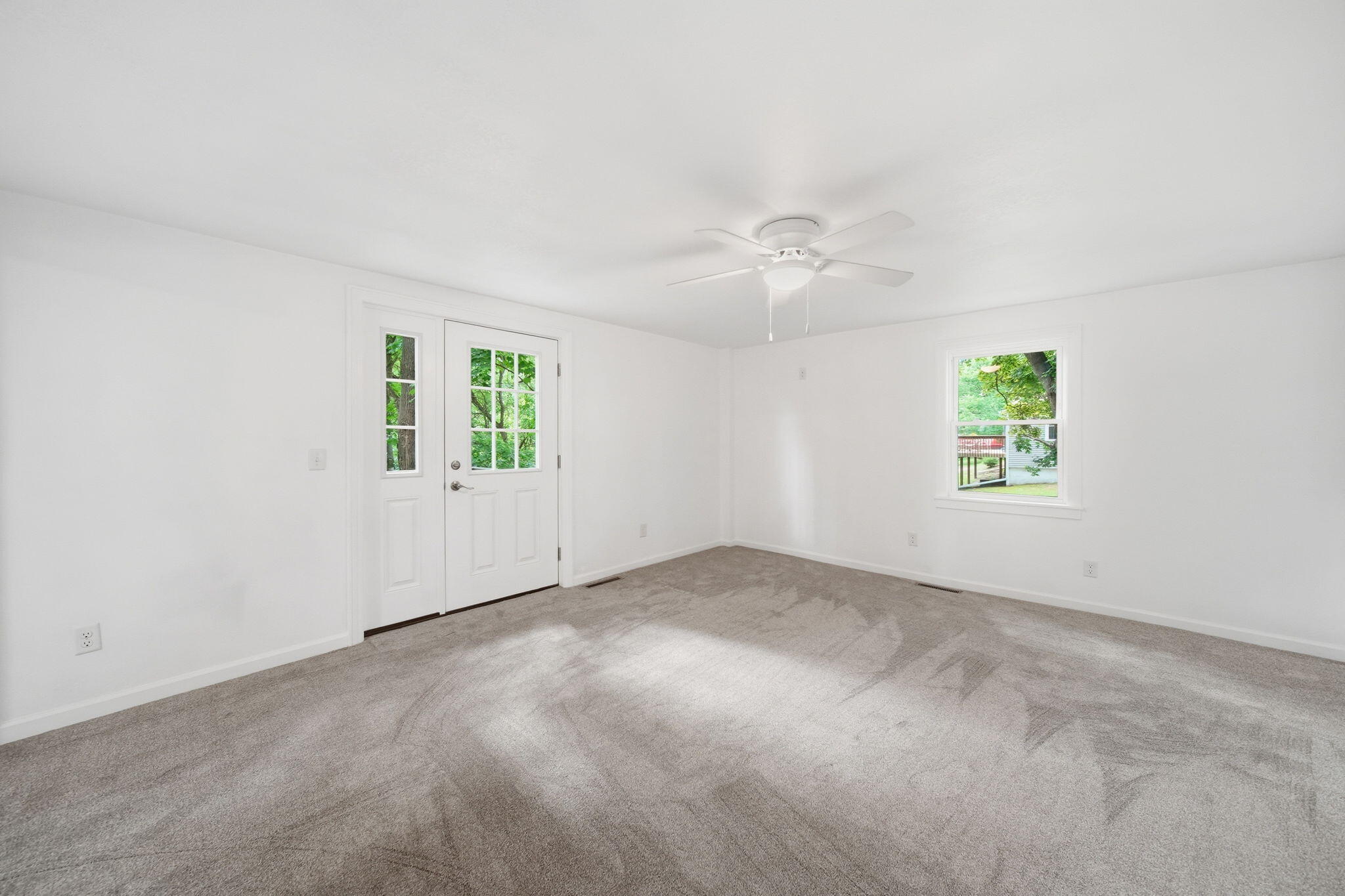 10500 Moscow Road Jonesville, MI 49250 - Photo 24 of 57 Living Room