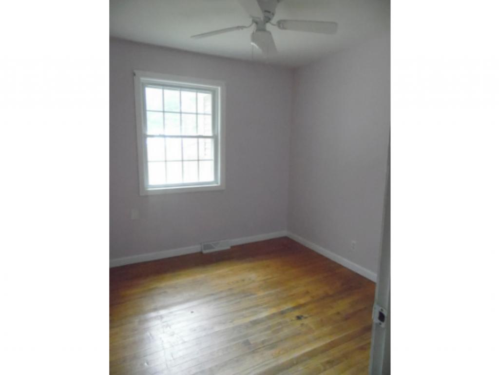 18 Old Manchester Road Derry, NH 03038 - Photo 8 of 12