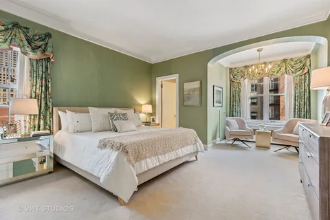 $915,000 | 220 East Walton Place, Unit 9W, Chicago, IL 60611