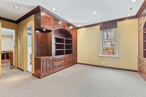 $915,000 | 220 East Walton Place, Unit 9W, Chicago, IL 60611