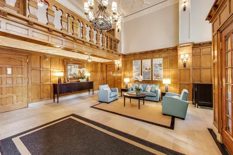 $915,000 | 220 East Walton Place, Unit 9W, Chicago, IL 60611