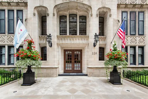 $915,000 | 220 East Walton Place, Unit 9W, Chicago, IL 60611