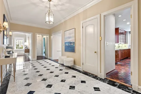 $915,000 | 220 East Walton Place, Unit 9W, Chicago, IL 60611