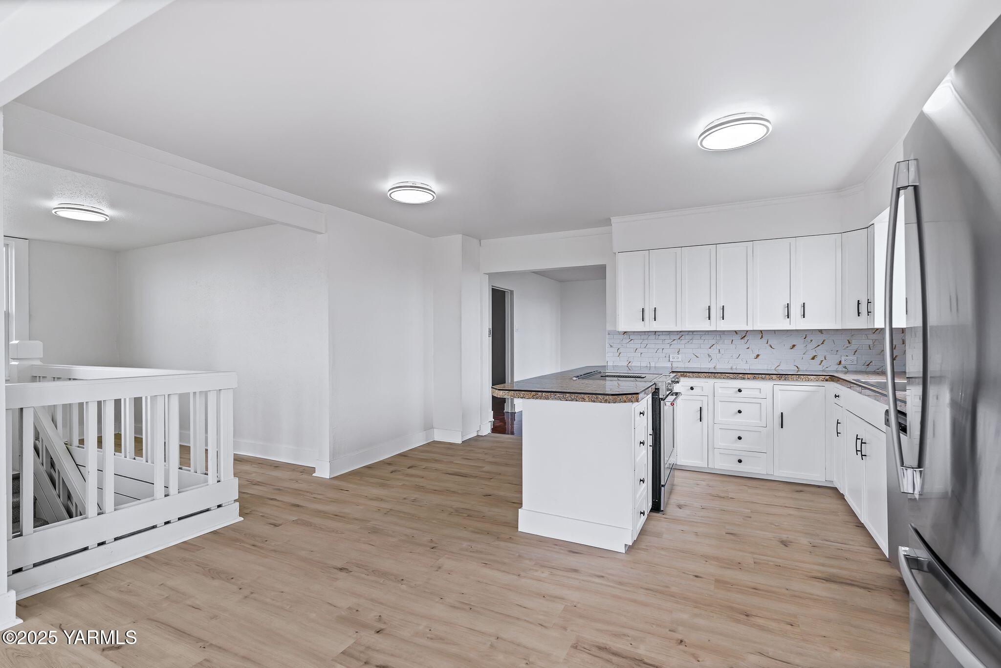 650 White Road Zillah, WA 98953 - Photo 24 of 39 Kitchen/Stairwell