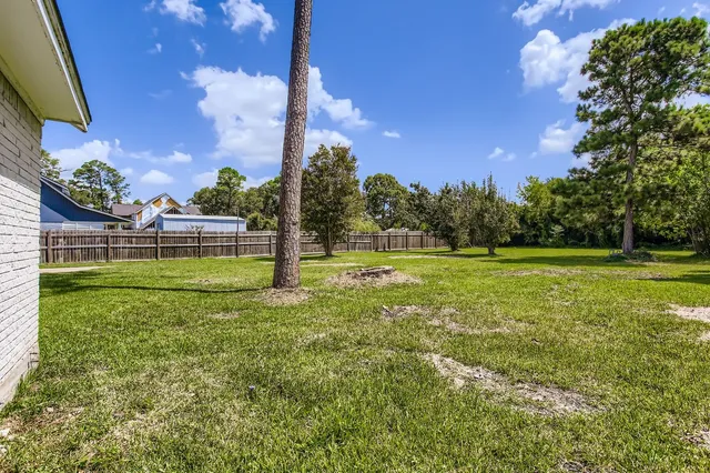 a view of a yard with a house