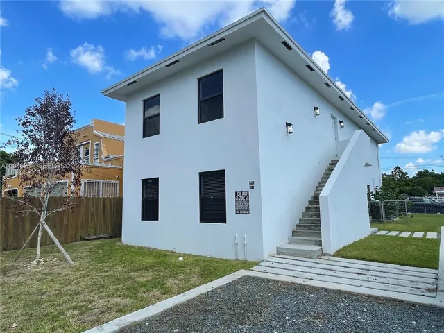 a view of a house with backyard