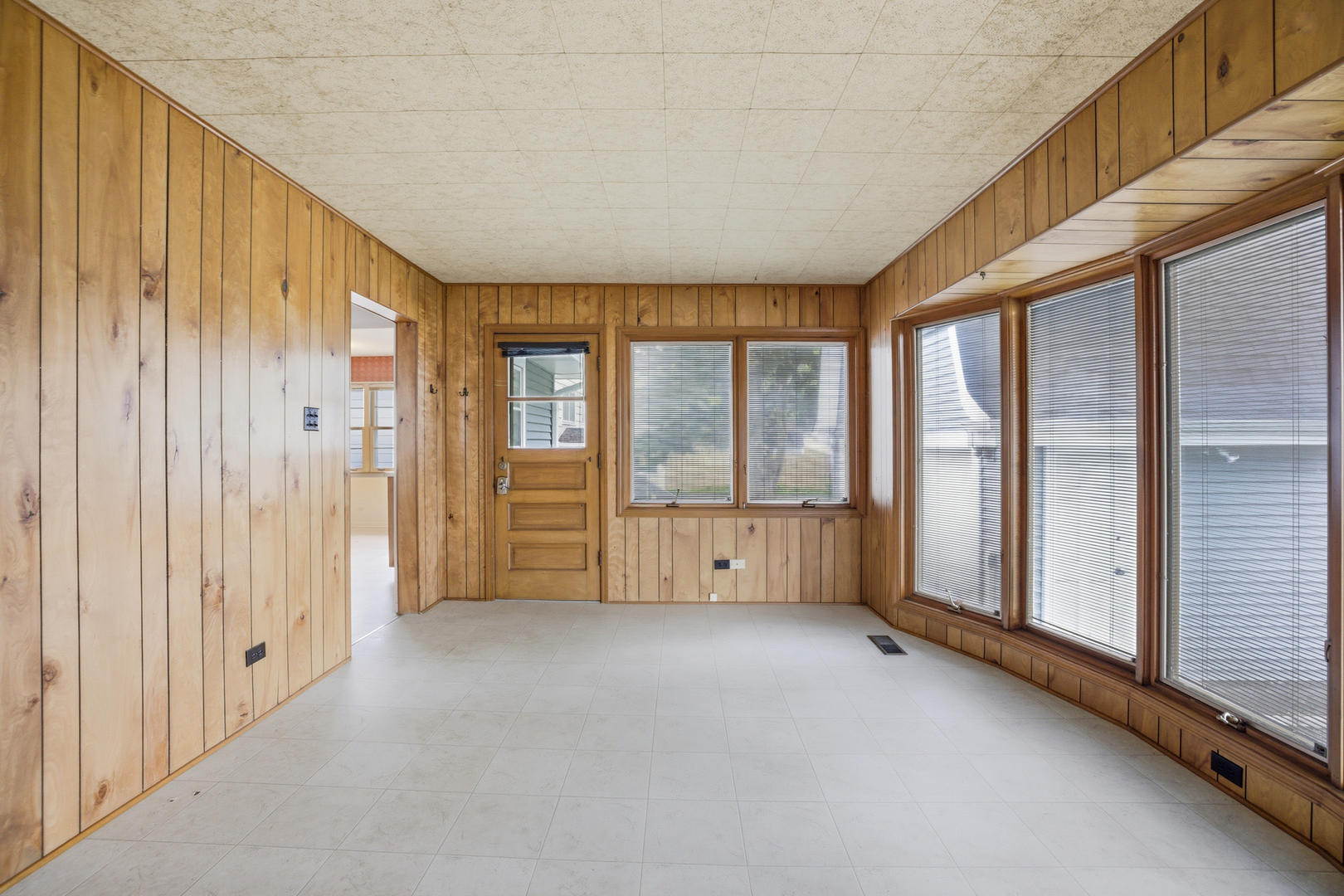 1020 Pershing Avenue Wheaton, IL 60189 - Photo 13 of 33 a view of an empty room and window