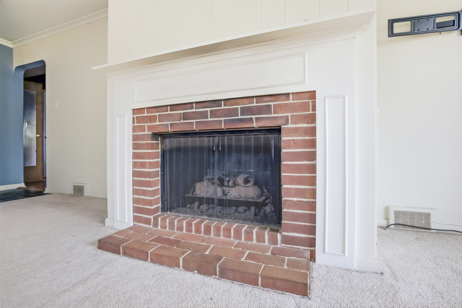 1020 Pershing Avenue Wheaton, IL 60189 - Photo 7 of 33 a room with fireplace