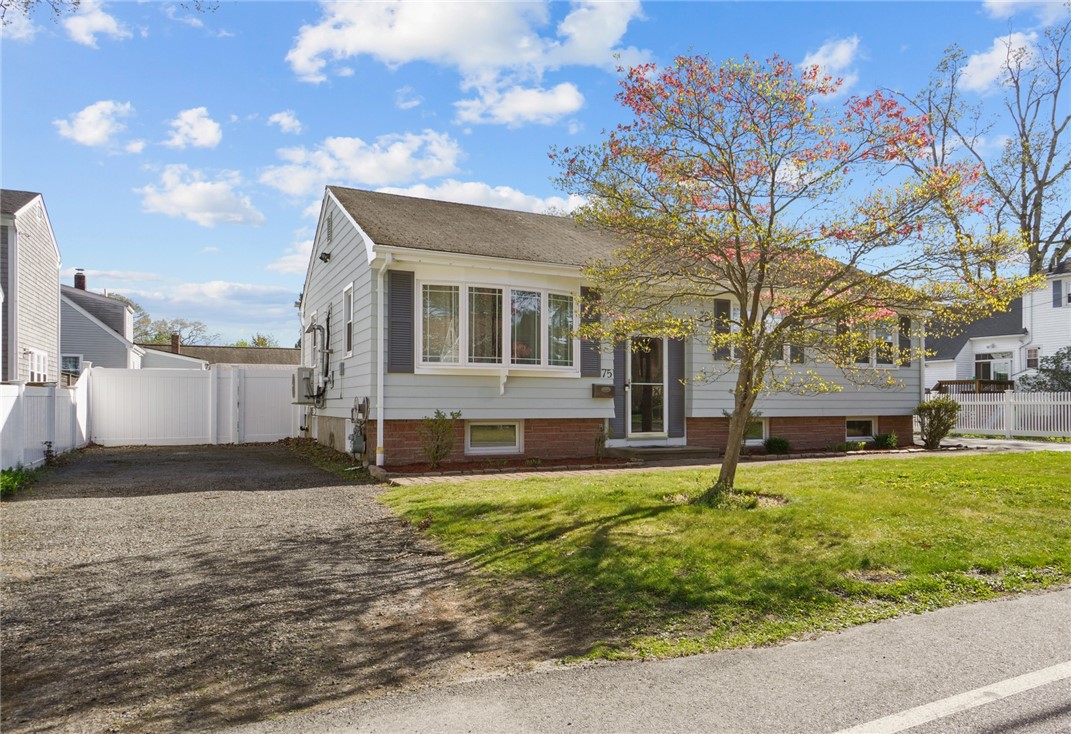 75 Rounds Avenue East Providence, RI 02915 - Photo 2 of 29