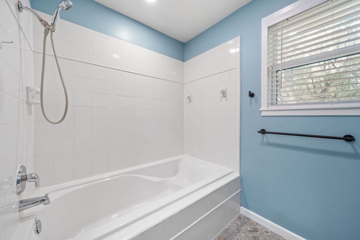 2175 Park Road New Braunfels, TX 78132 - Photo 25 of 39 Bathroom featuring tiled shower / bath and baseboards