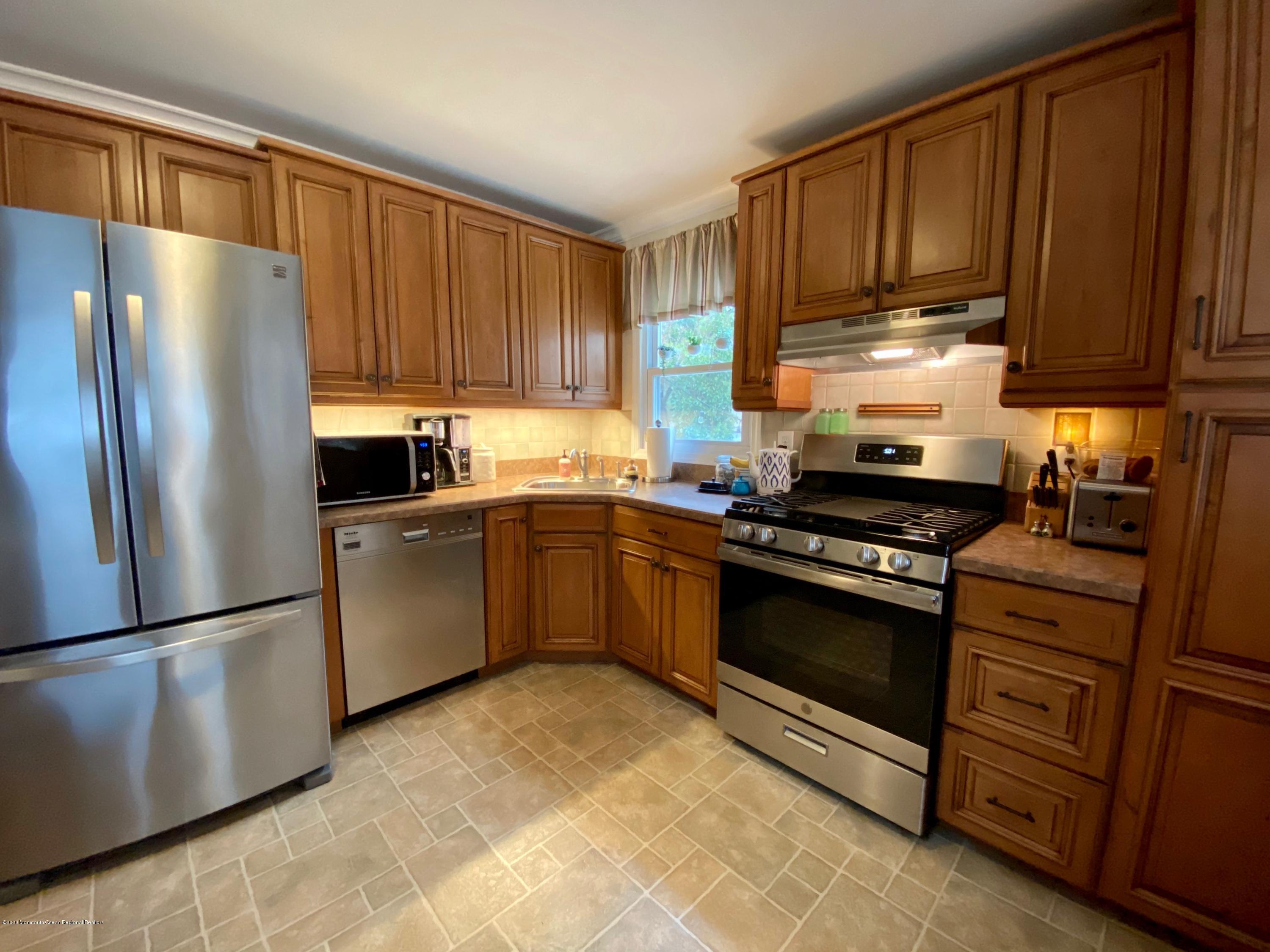 305 Edgeview Road Keyport, NJ 07735 - Photo 8 of 40 0AE3BDDB-3797-4F00-89F7-44E3DE0A3100