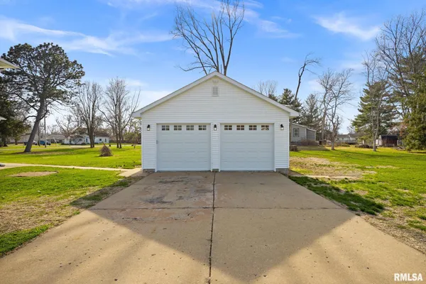 $219,000 | 1201 Old Indian Town Road, Henry, IL 61537