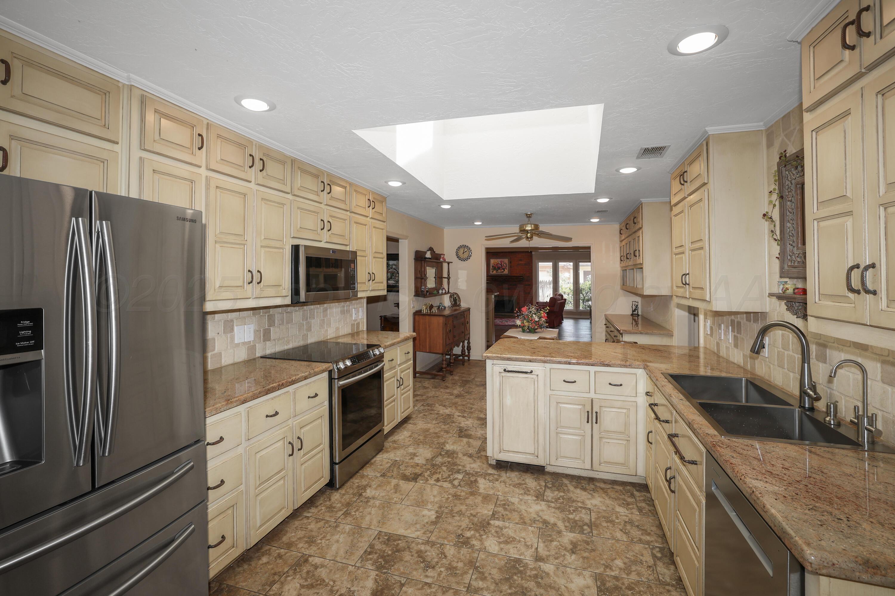 3449 Irving Lane Amarillo, TX 79121 - Photo 11 of 30 14-Kitchen