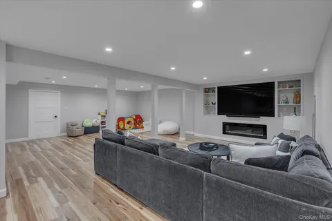 $1,400,000 | 4 Wood Path Drive, Northport, NY 11768