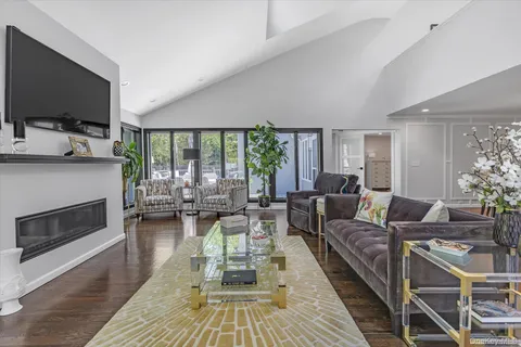 $1,400,000 | 4 Wood Path Drive, Northport, NY 11768