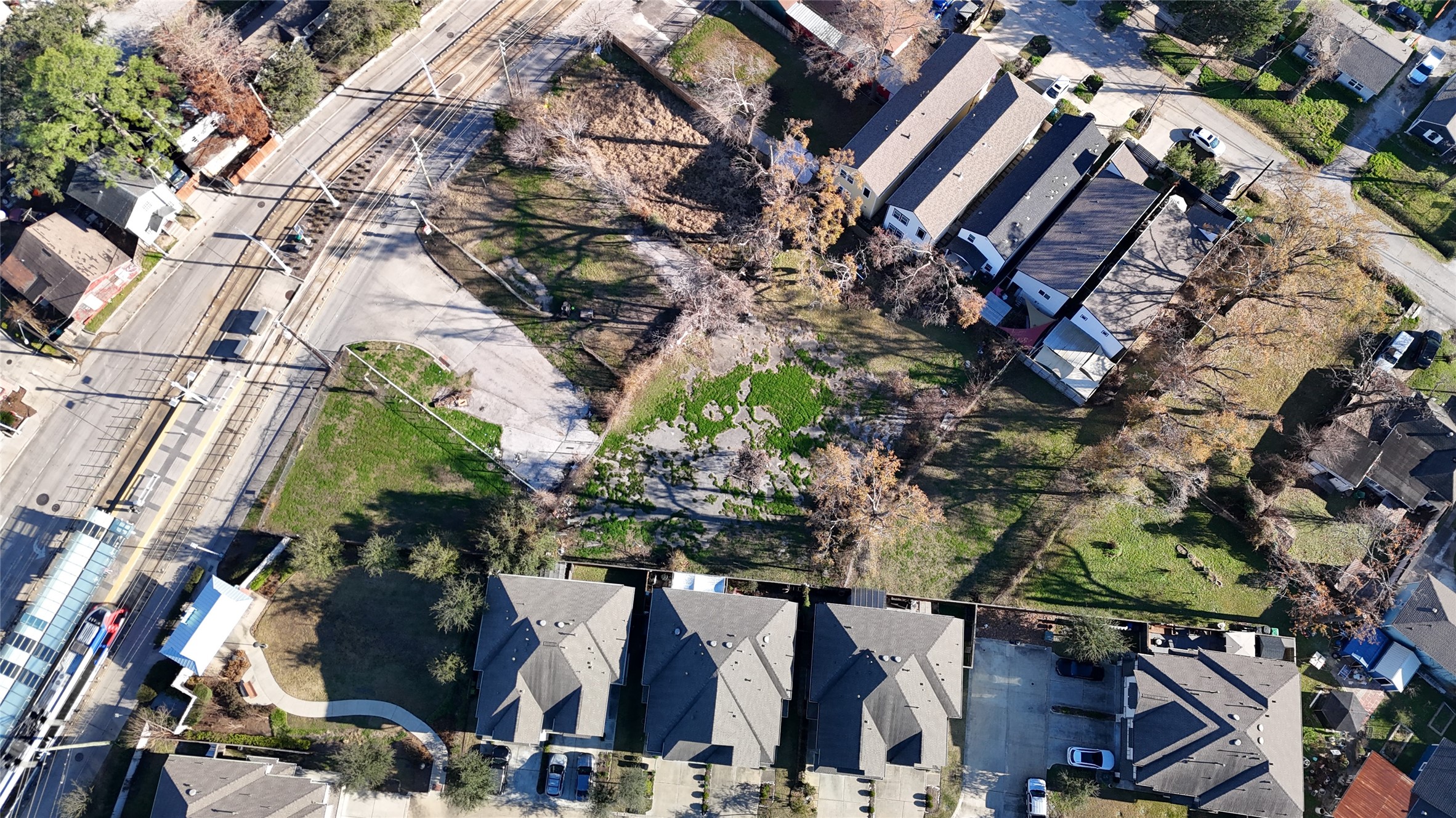 4701 Fulton Street Houston, TX 77009 - Photo 7 of 16 a view of a house with a tree