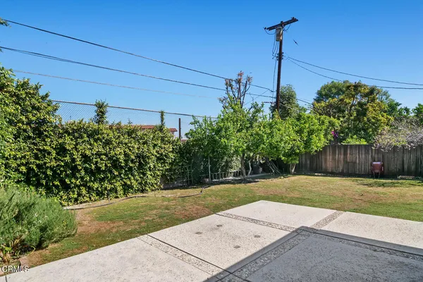 a view of a backyard