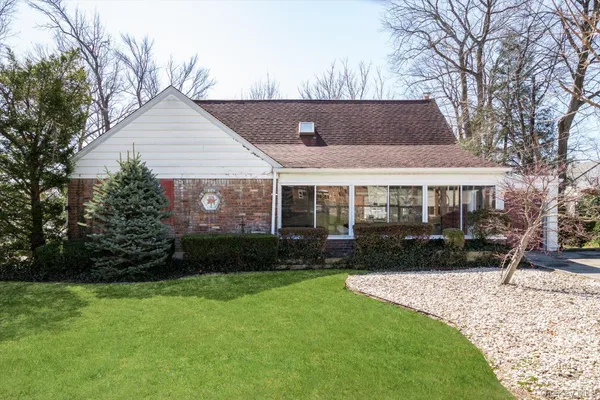 $1,150,000 | 76 Baker Hill Road, Great Neck, NY 11023