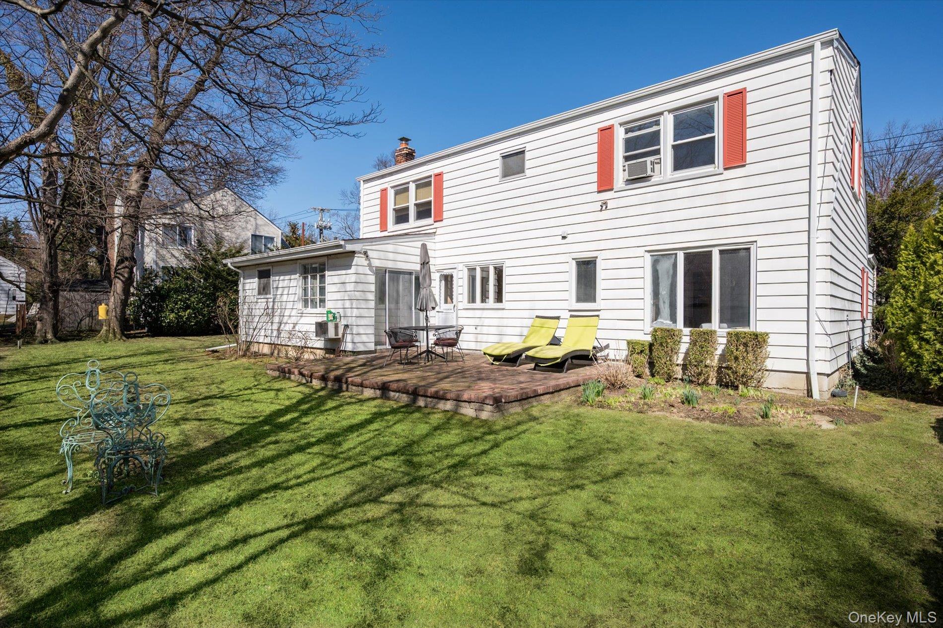 76 Baker Hill Road Great Neck, NY 11023 - Photo 16 of 18