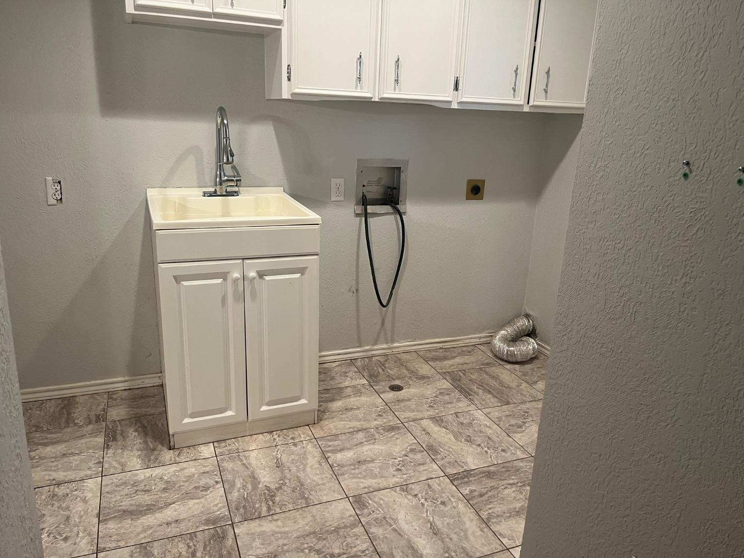 710 North 17th Street Lamesa, TX 79331 - Photo 35 of 41 a bathroom with a sink