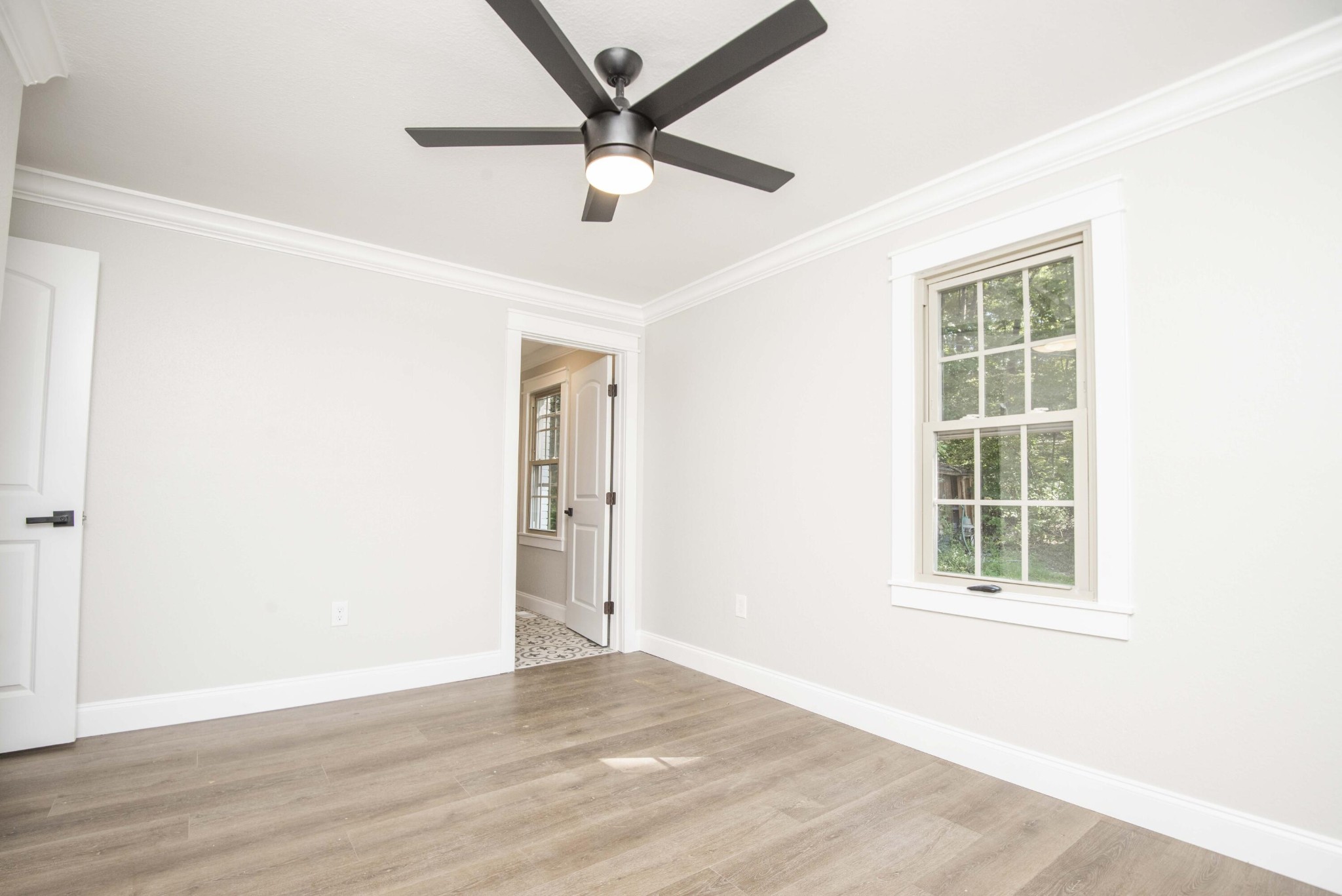 800 Bishop Road Loudon, TN 37774 - Photo 19 of 35 an empty room with wooden floor fan and windows