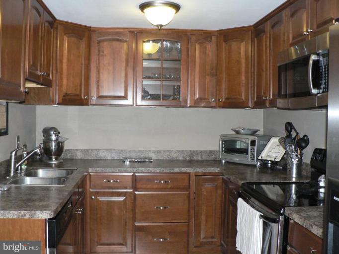 17506 Kohlhoss Road Poolesville, MD 20837 - Photo 4 of 17 Custom cabinets and stainless appliances are HOT!