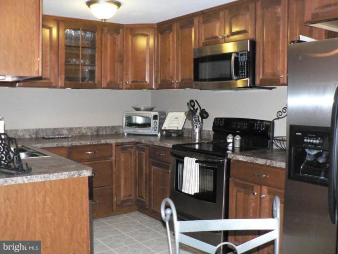 17506 Kohlhoss Road Poolesville, MD 20837 - Photo 5 of 17 Loads of countertop space!