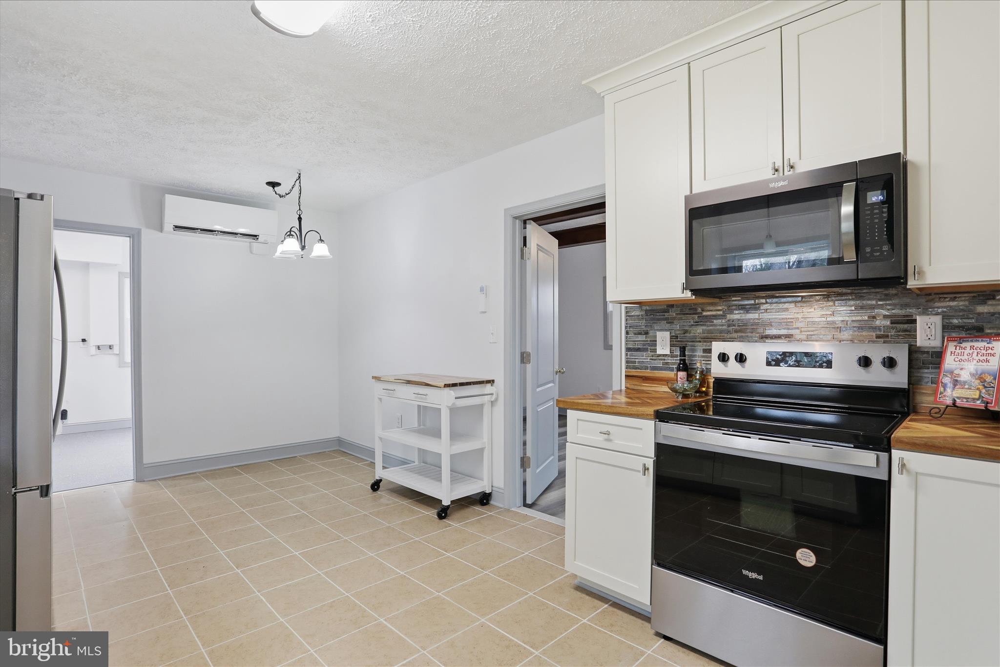 1310 Siler Road Winchester, VA 22603 - Photo 16 of 39 Eat in kitchen with rolling island